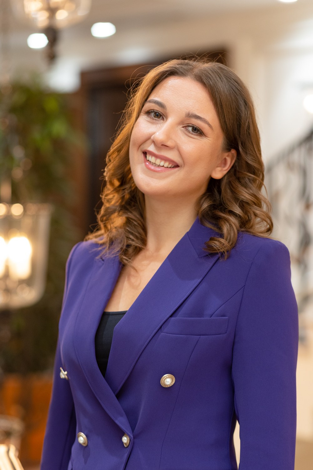 Деловой портрет женщины на бизнес мероприятии в ресторане