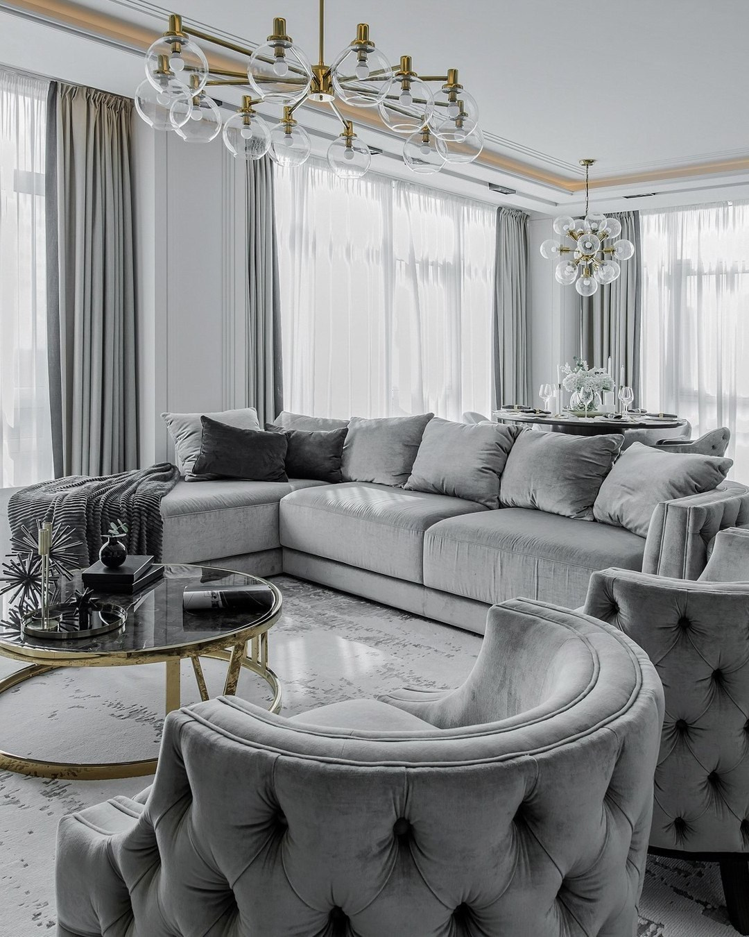 Интерьер гостиной с угловым диваном и креслами в сером бархате | Проект Валерии Котович