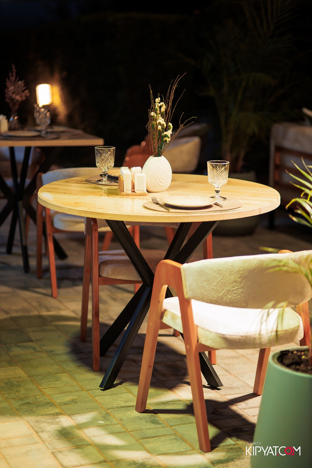 FRIENDS BAR & TERRACE. КИПЯТКОМ АЛМАТЫ!