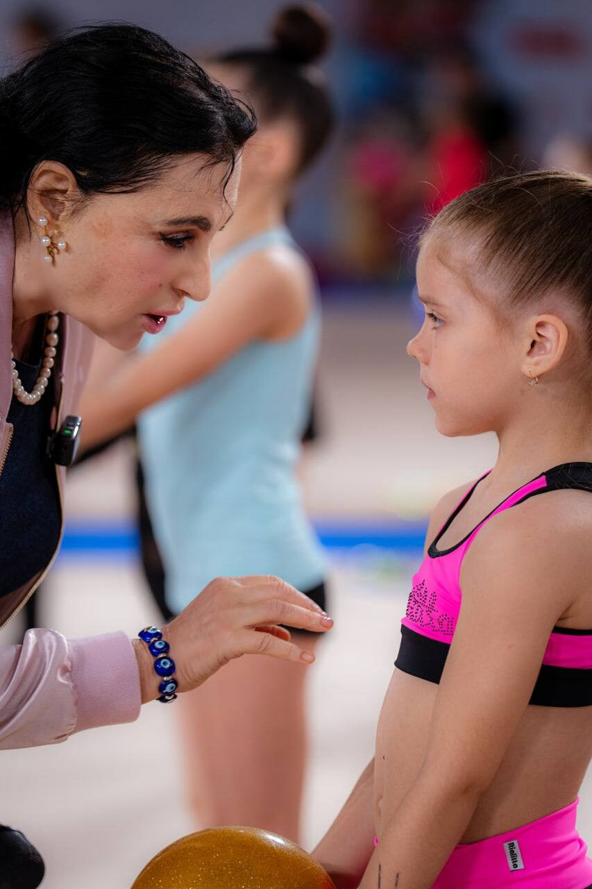 Дорогие друзья, 10 августа во Дворце Ирины Винер прошел бесплатный мастер-класс для тренеров и гимнасток. Это событие — не только возможность поделиться знаниями и опытом, но и выявить талантливых и преданных своему делу молодых наставников. Особенностью этого бесплатного мастер-класса станет работа с групповыми упражнениями, невероятно сложной дисциплиной, ведь группа должна работать как единый организм!Вместе со мной мастер-класс проведут:  Анастасия Татарева – олимпийская чемпионка, серебряный призёр Олимпийских игр, многократная чемпионка мира и Европы. Алиса Тищенко – серебряный призёр Олимпийских игр, многократная чемпионка мира, многократная чемпионка Европы среди юниоров. Мария Кравцова – многократная чемпионка мира и Европы. Полина Орлова – многократная чемпионка мира. Дарья Приданникова – мастер спорта России международного класса. Вадим Валентинович Зозуля – хореограф, заслуженный тренер России