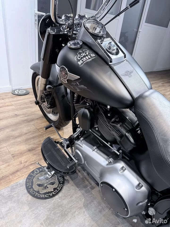 Купить Harley-Davidson Fat Boy ABS (Black Denim) (Softail/Dyna) — подробнее на сайте. Hello Davidson, Москва. Только хорошие мотоциклы…