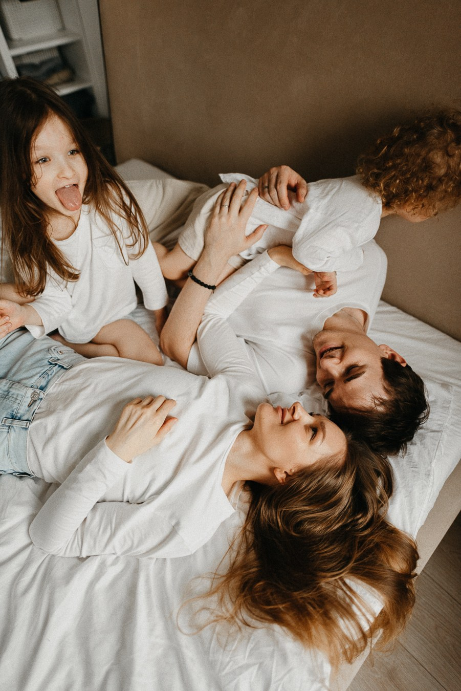 Костя, Яна, Кристина, Леон | дома