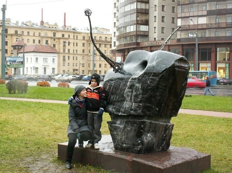 Дали созерцающий / СПб / Малоохтинский парк / 2011. Художник — скульптор Антонина Фатхуллина