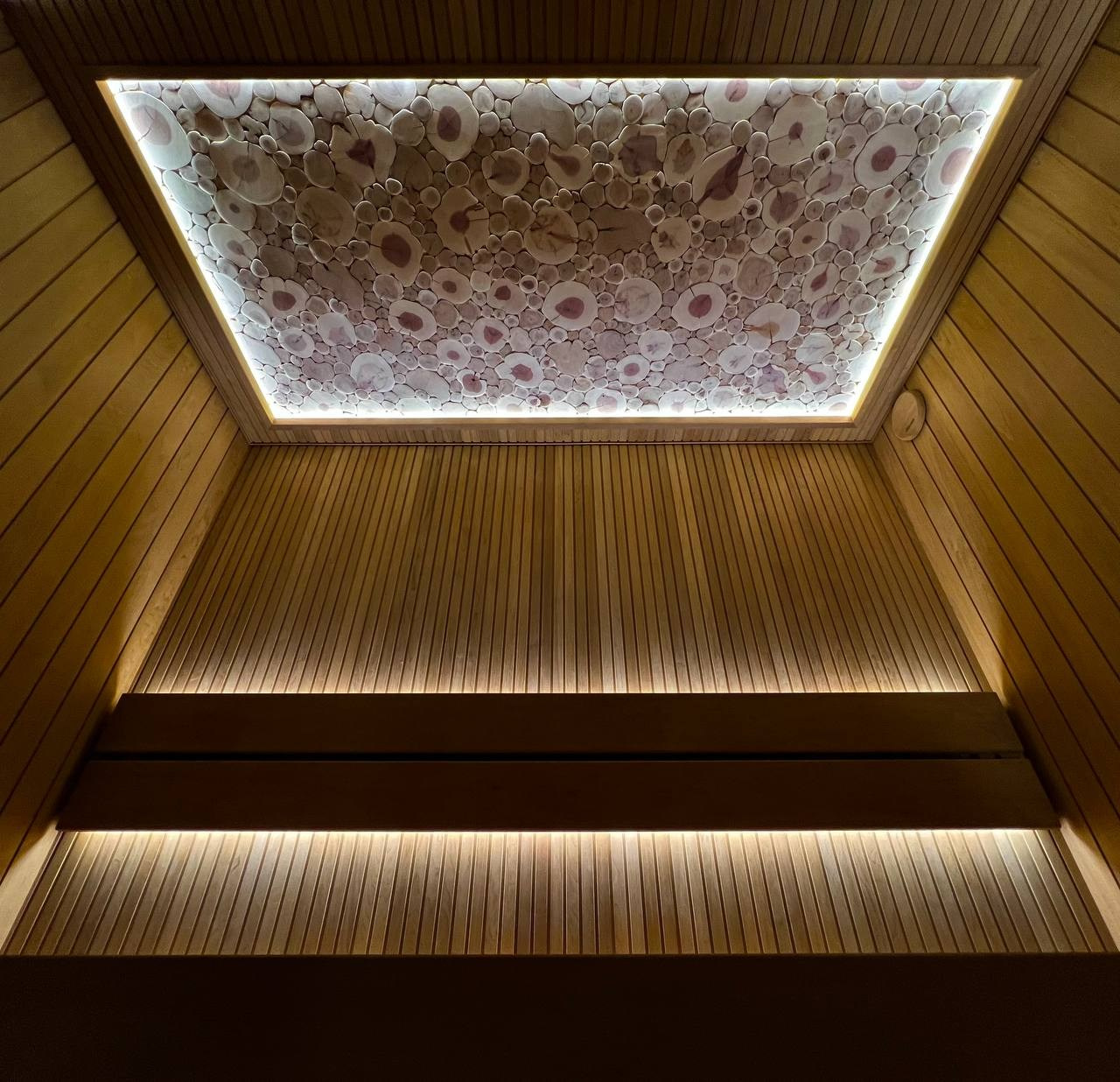 Если очень захотеть- можно найти и установить каменку Tulikivi и вокруг неё собрать отличную парную по дизайн- проекту MBsaun. SaunaTopMasters