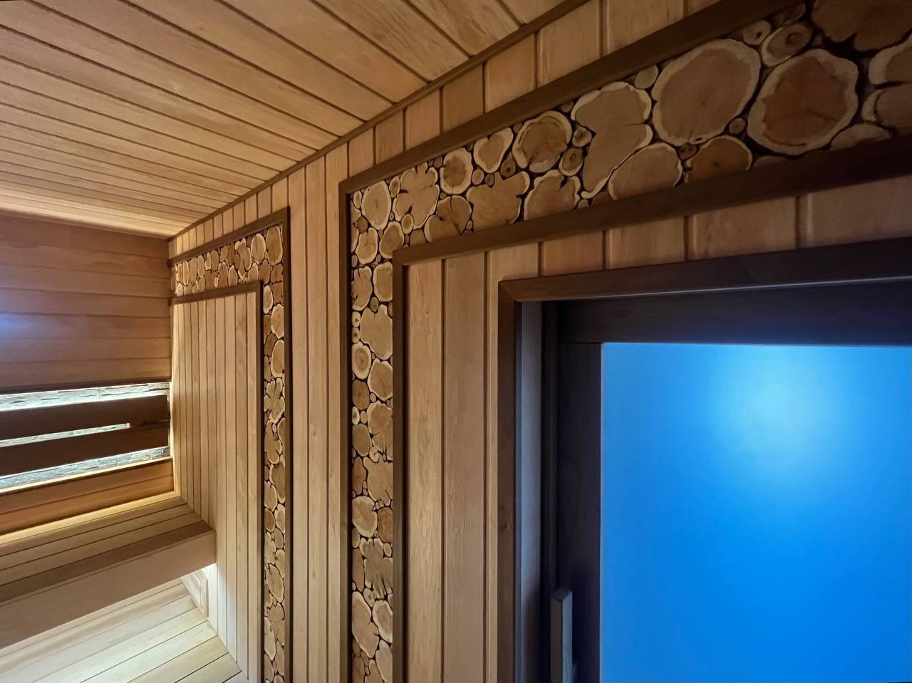 Парная в Бриллианте на Атмосфере с внутренней топкой. Есть в этой схеме и минусы, но треск дров во время парения- это что-то на незабываемом. SaunaTopMasters