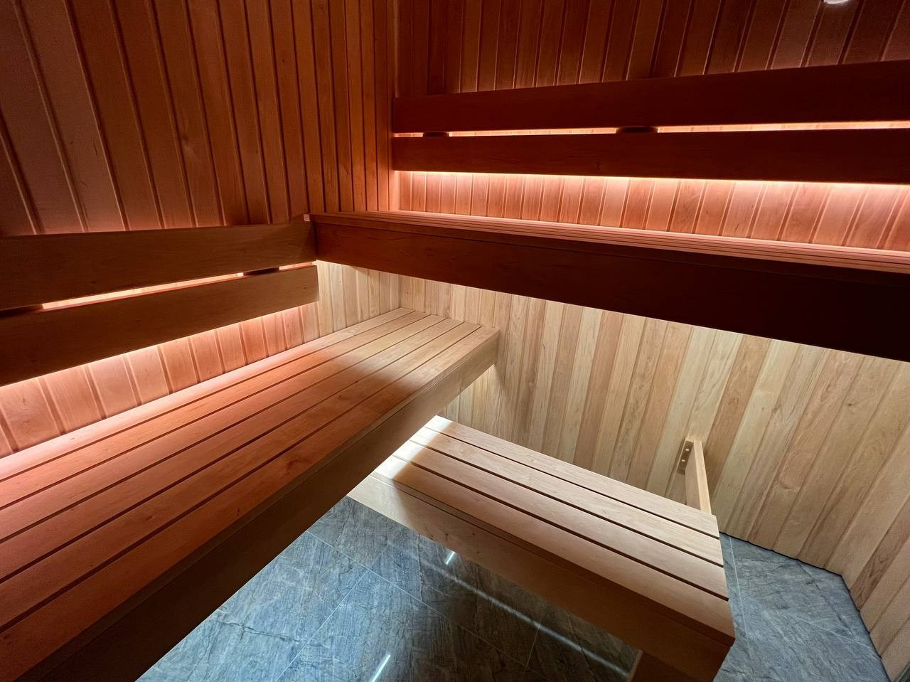 Сауна в Александровской из светлой ольхи, 3 уровня полков, печь Harvia Topclass Combi с парогенератором- функциональное решение. SaunaTopMasters