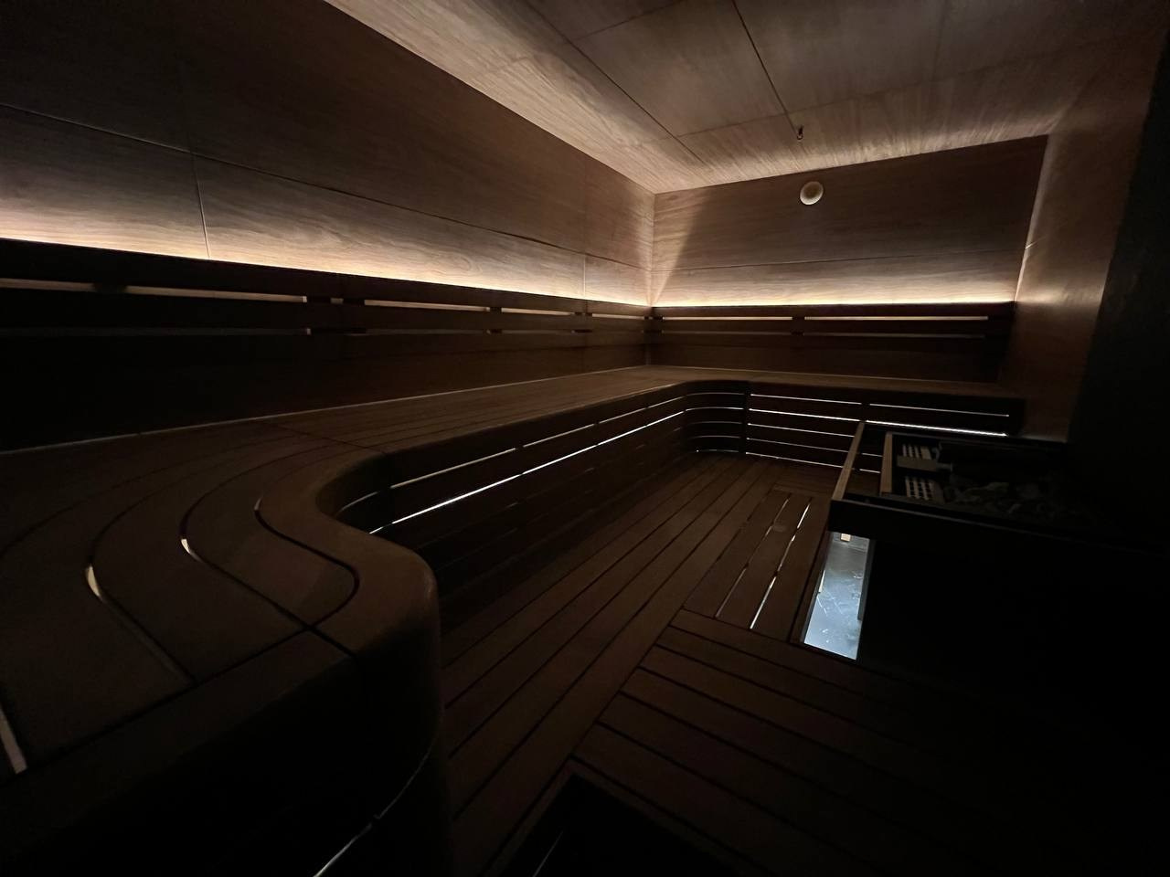 Парная для жителей дома на Крестовском. Уникальный проект, не имеющий аналогов. Панели в на стенах и потолке, канадский кедр, огромный EOS. SaunaTopMasters