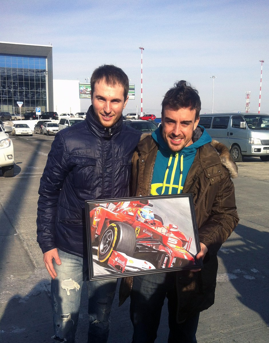 Мой друг Павел дарит мою картинку ("Фернандо Алонсо Ferrari F2012". холст,масло 31х46. 20.10.2012). Fernando Alonso.