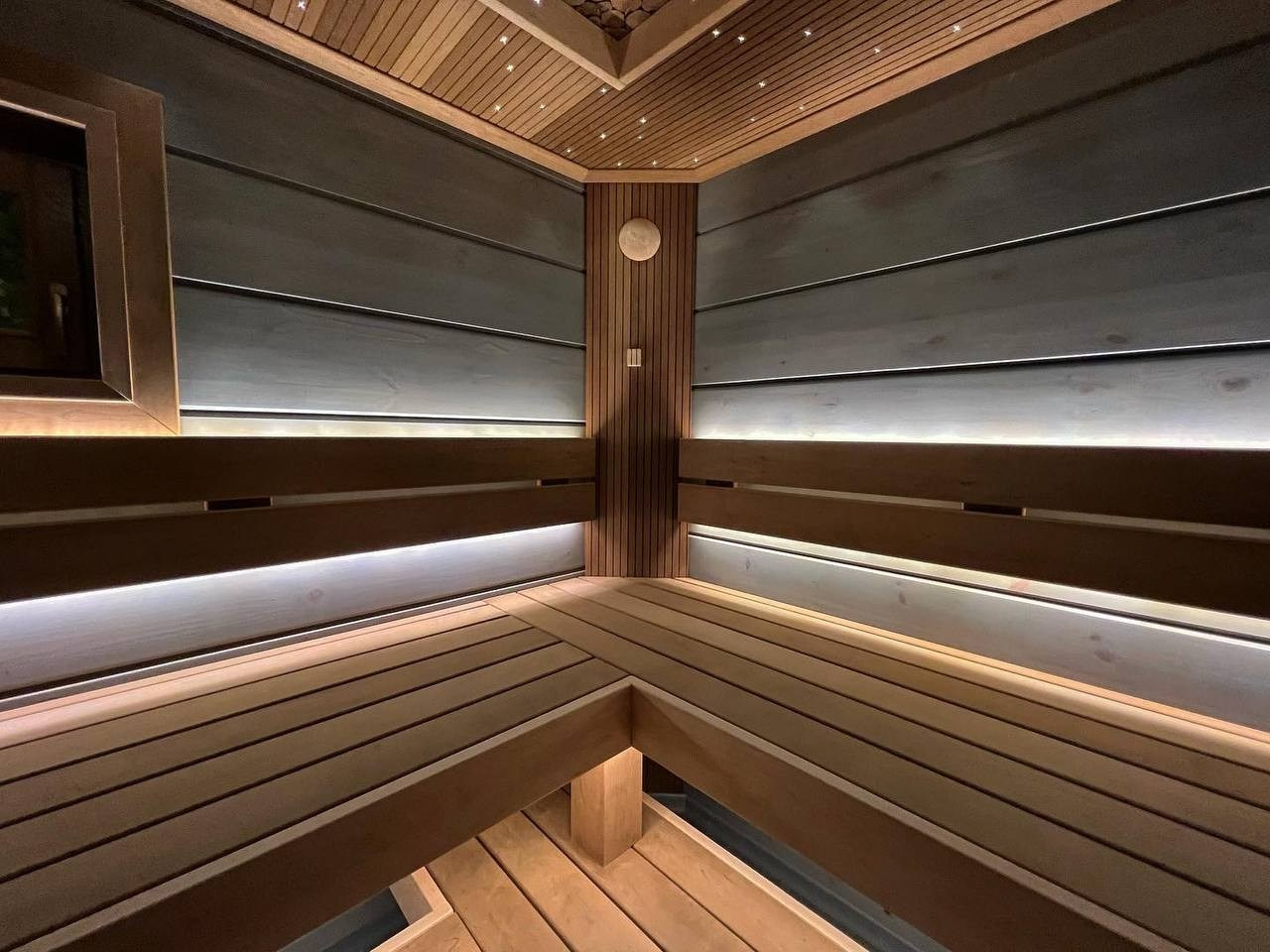 Парная в Орлино: рейка из термоольхи, каменка Sawo Nimbus и можжевеловое панно среди звёздного неба. SaunaTopMasters