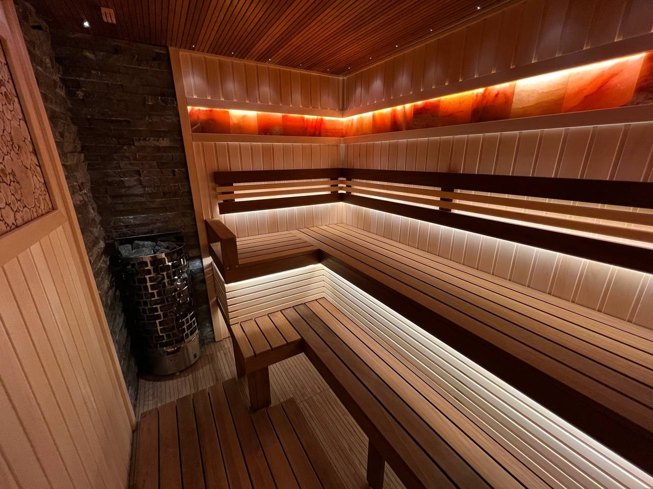 Сауна на Кавголовских холмах выполнена из целого обилия материалов. Оптоволокно и свет солевых блоков подчеркивают каждую деталь интерьера. SaunaTopMasters