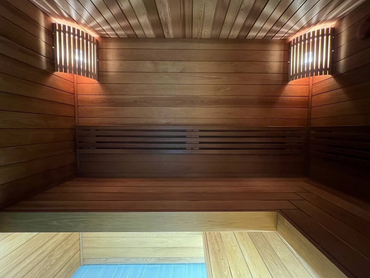 Баня в Мельничном Ручье на базе каменки Технолит из термоосины и пестрого канадского кедра, придающего неповторимый аромат во время парения. SaunaTopMasters