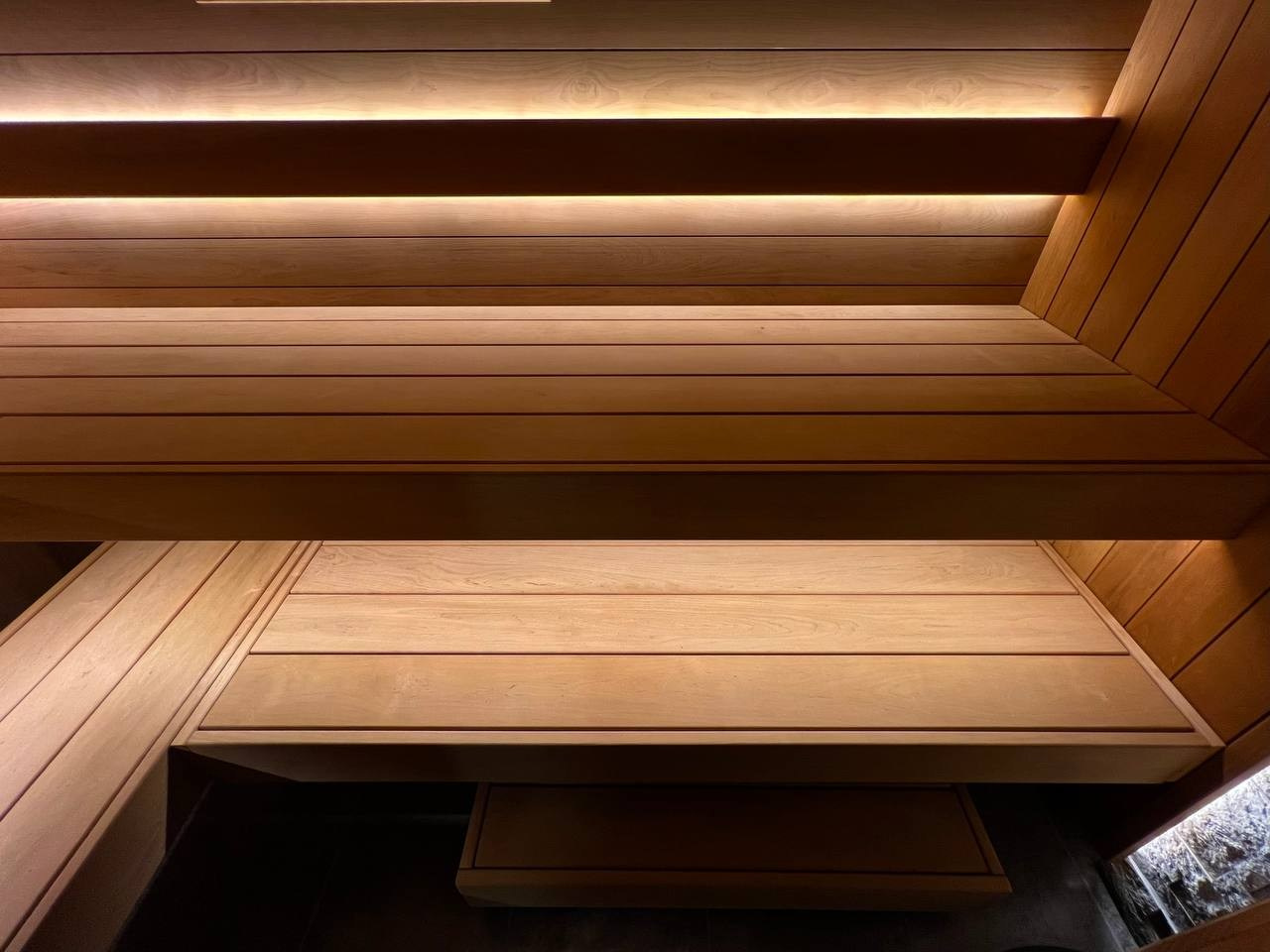 Роскошная парная в Касимово с натуральным камнем, можжевеловым панно, парящими полками и спинками, и главное- Атмосфера в новой облицовке. SaunaTopMasters