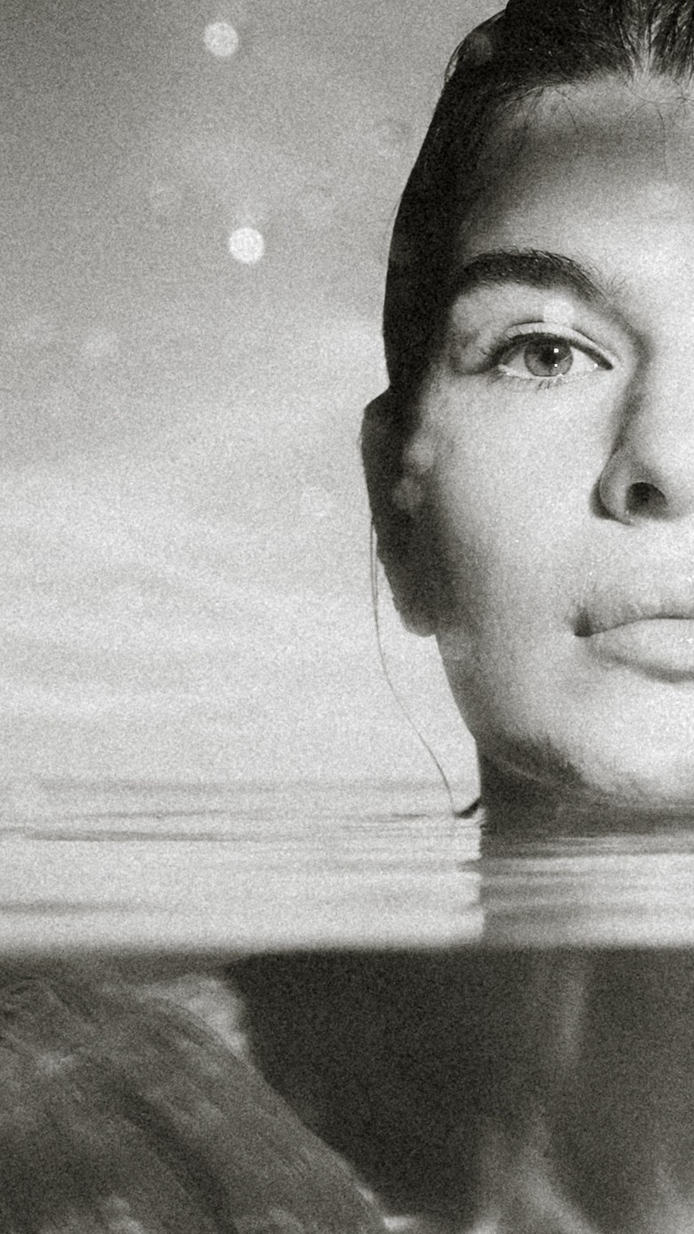 Женская съёмка с водой. Фотоведьма Дарья Нечинская