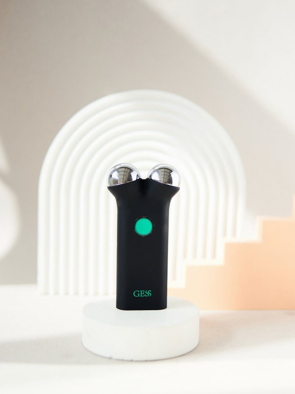 Предметная съемка: массажеры для лица. Портретный фотограф в Санкт-Петербурге