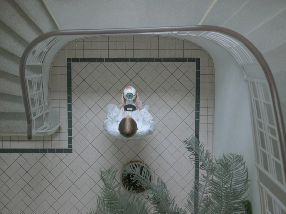 постановочная фотография Эвелин Бенчиковой с фигурами людей и холодной цветовой палитрой