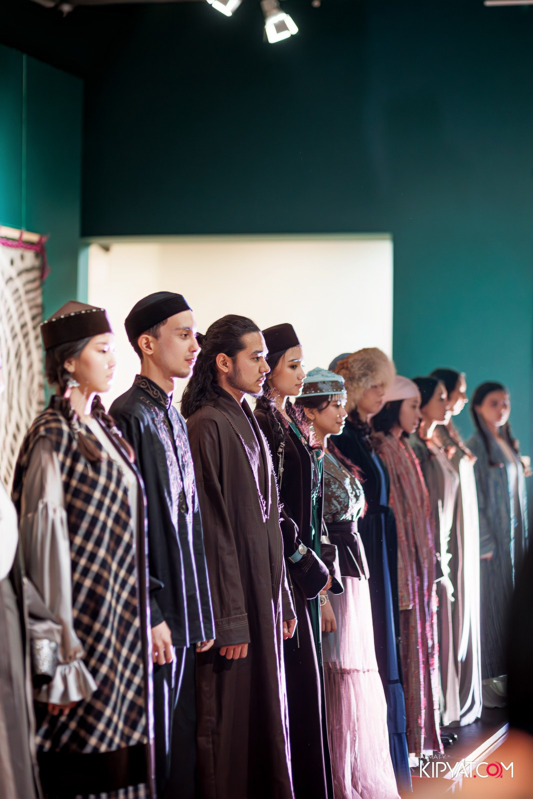 FASHION ПОКАЗ, КАЗАХСКОЙ НАЦИОНАЛЬНОЙ ОДЕЖДЫ. КИПЯТКОМ АЛМАТЫ!