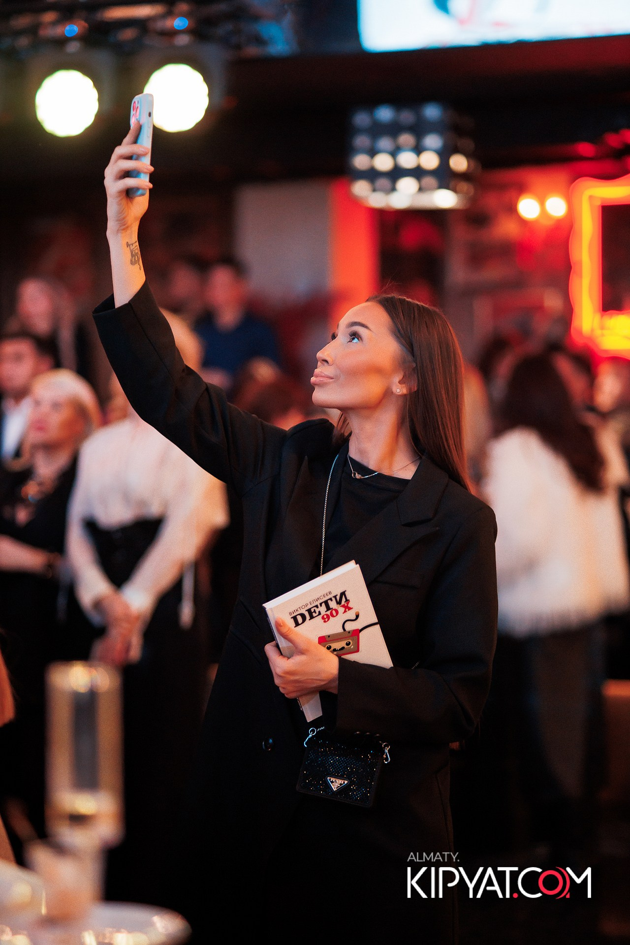 ПРЕЗЕНТАЦИЯ КНИГИ ВИКТОРА ЕЛИСЕЕВА. КИПЯТКОМ АЛМАТЫ!