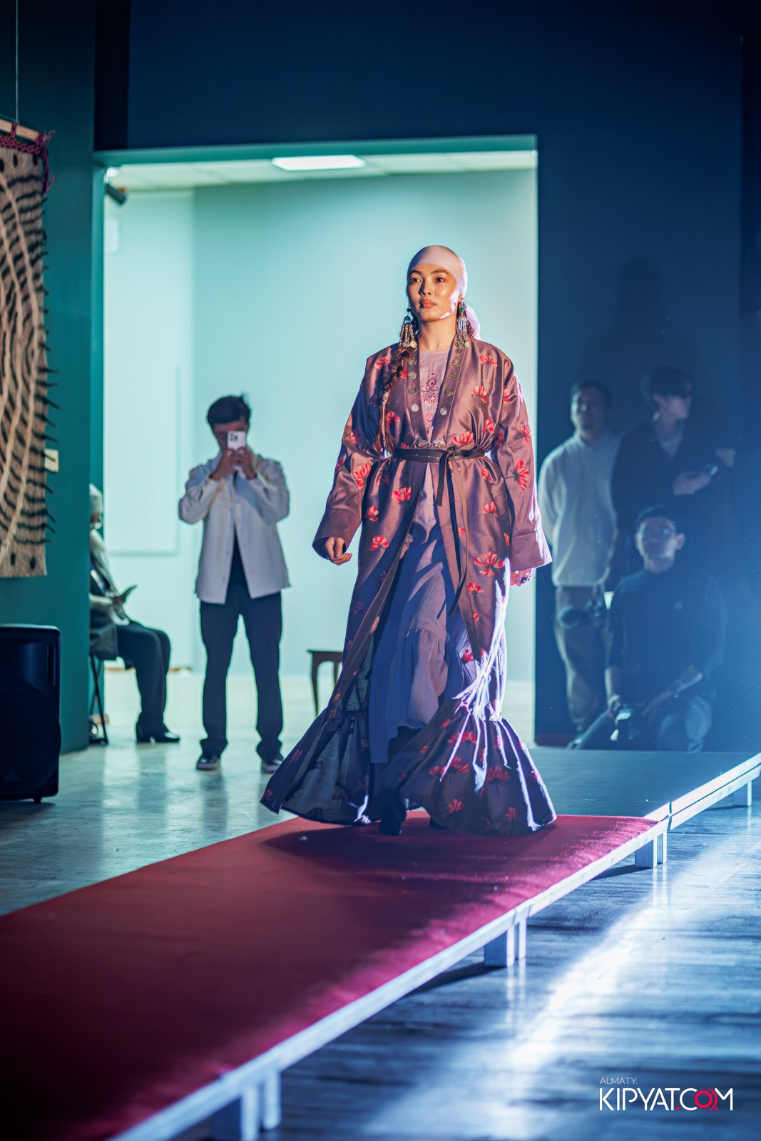 FASHION ПОКАЗ, КАЗАХСКОЙ НАЦИОНАЛЬНОЙ ОДЕЖДЫ. КИПЯТКОМ АЛМАТЫ!