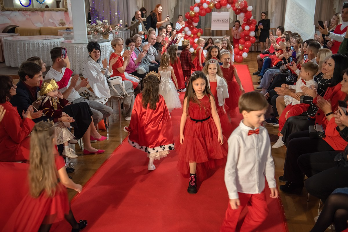 Выпускной в детской школе моделей HAPPYkids 2024. Семейный и коммерческий фотограф в Сочи Александр Бодунов