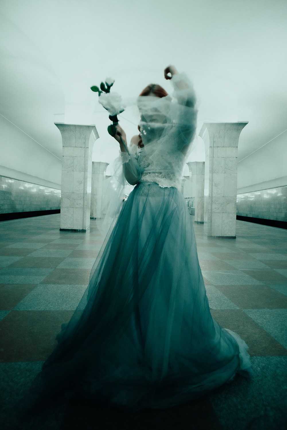 художественный портрет девушки в метро на станции кропоткинская в стиле прерафаэлитов