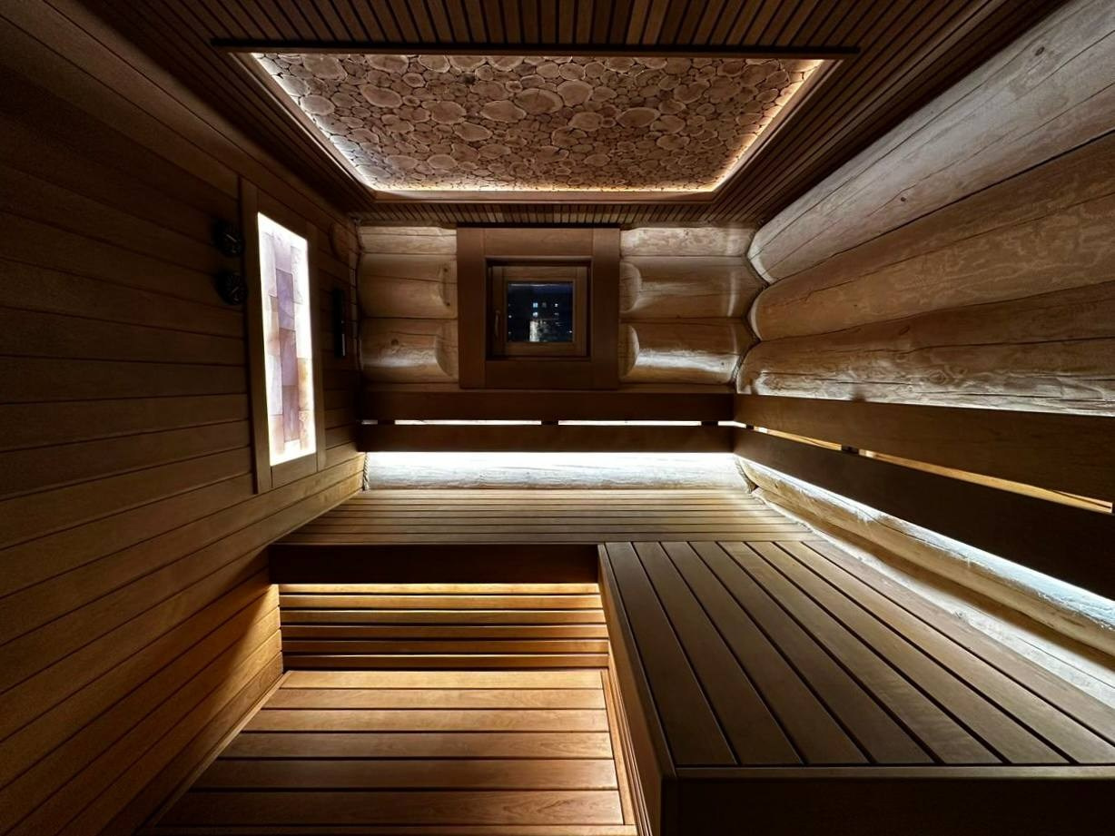 Баня из бревна в Усть-Ижоре сочетает традиции и современные решения: можжевельник, соль, обилие света и шайка Cariitti. SaunaTopMasters
