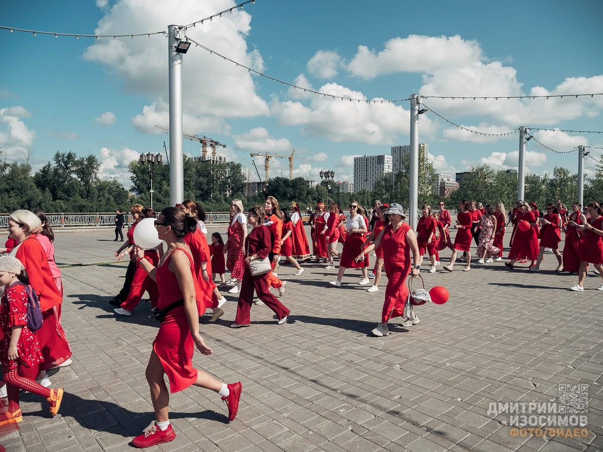 Забег в красных платьях