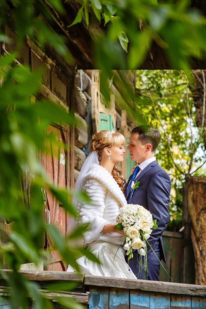 Свадебная фотосессия в Красноярске лучший фотограф свадьба Красноярск невеста свадебное платье жених визажист причёска макияж идея места образ пример красивая фото позы для свадебной фотосессии фотография декор агентство организация цены описание услуги ведущий тамада заказать забронировать стилист 