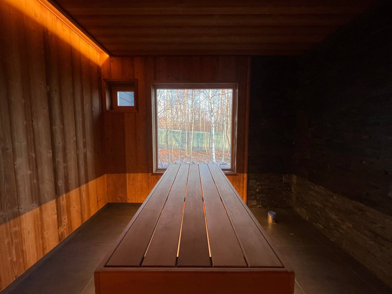 На берегу залива, в SPA «Пляж 33», гостей ждут две идентичные русские парные, где жар задают дровяные печи Aito AK-47. SaunaTopMasters