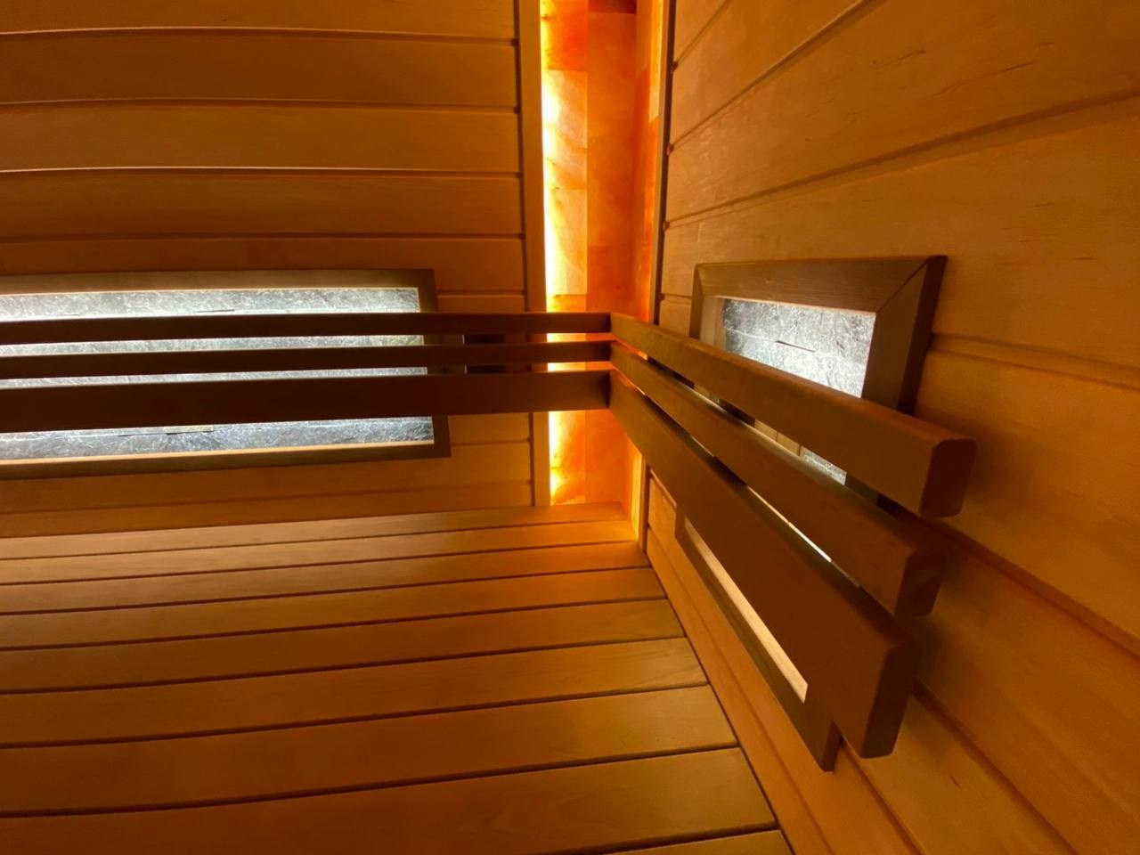 Парная в Манушкино по проекту MBSaun: гармония гималайской соли и натурального камня за подспинниками создаёт особую атмосферу уюта. SaunaTopMasters