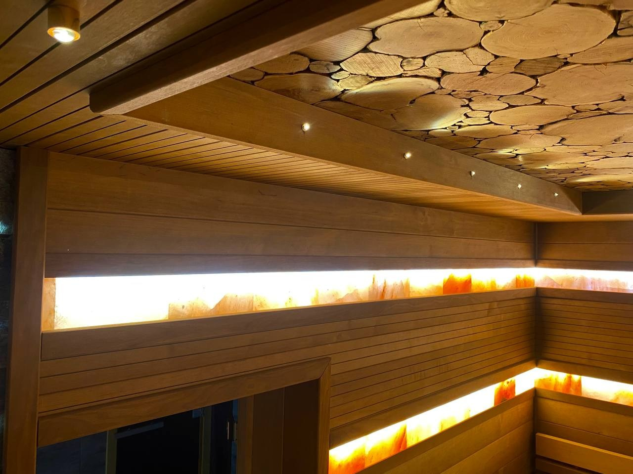 Баня в Домодедово для MBsauna в их фирменном стиле: термоольха, радиальные элементы, солевые линии, оптоволокно и сердце — печь Gefest Grom. SaunaTopMasters