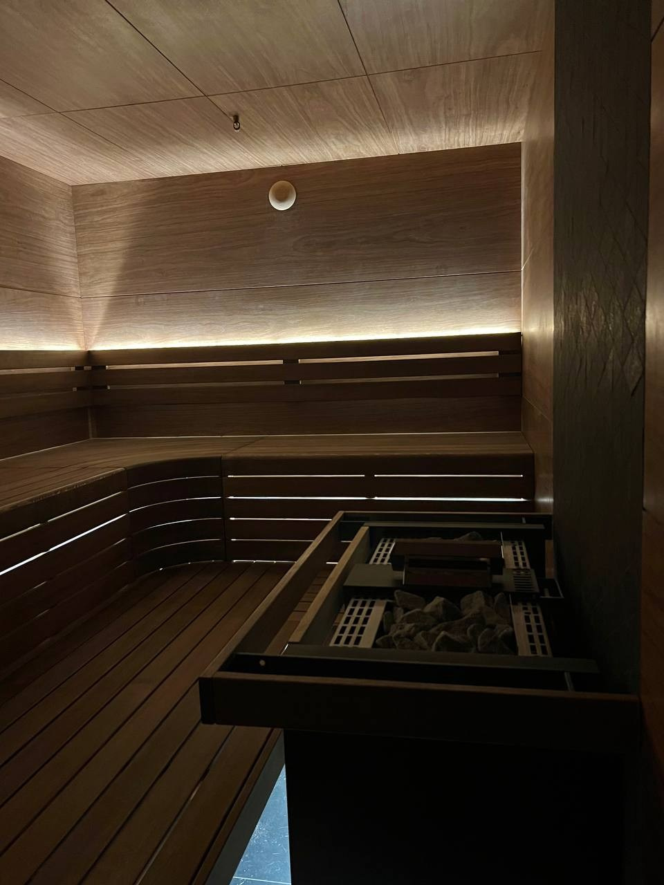 Парная для жителей дома на Крестовском. Уникальный проект, не имеющий аналогов. Панели в на стенах и потолке, канадский кедр, огромный EOS. SaunaTopMasters
