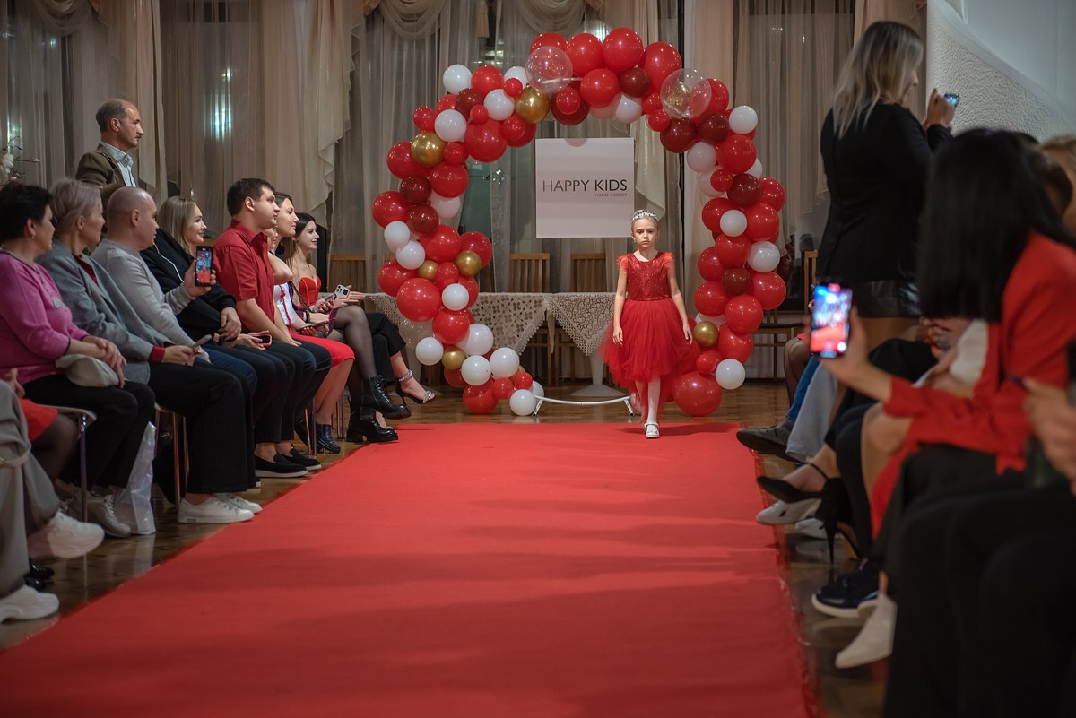 Выпускной в детской школе моделей HAPPYkids 2024. Семейный и коммерческий фотограф в Сочи Александр Бодунов
