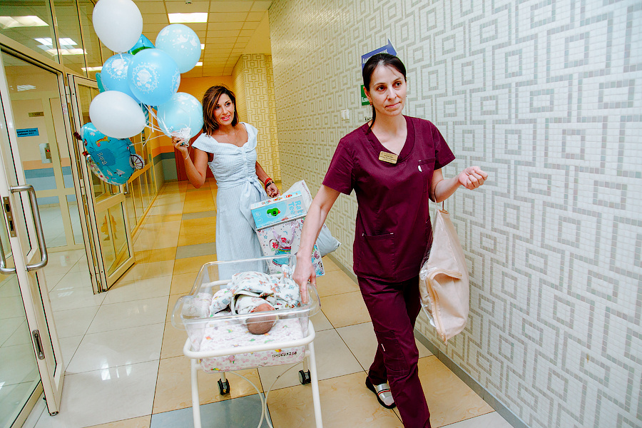 Съёмка выписки из роддома. Как и зачем её «едят»…. Фотограф в Краснодаре Дина Павленко