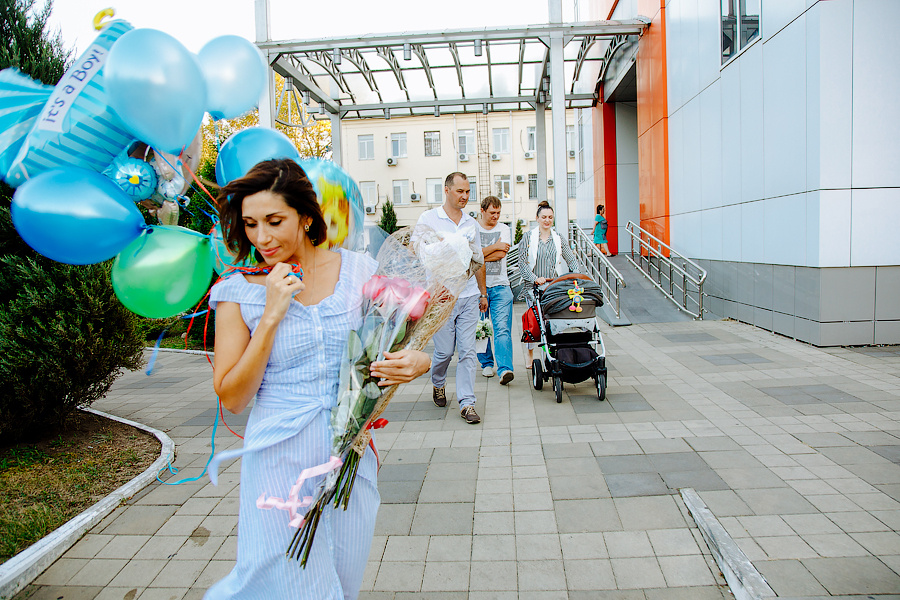 Съёмка выписки из роддома. Как и зачем её «едят»…. Фотограф в Краснодаре Дина Павленко