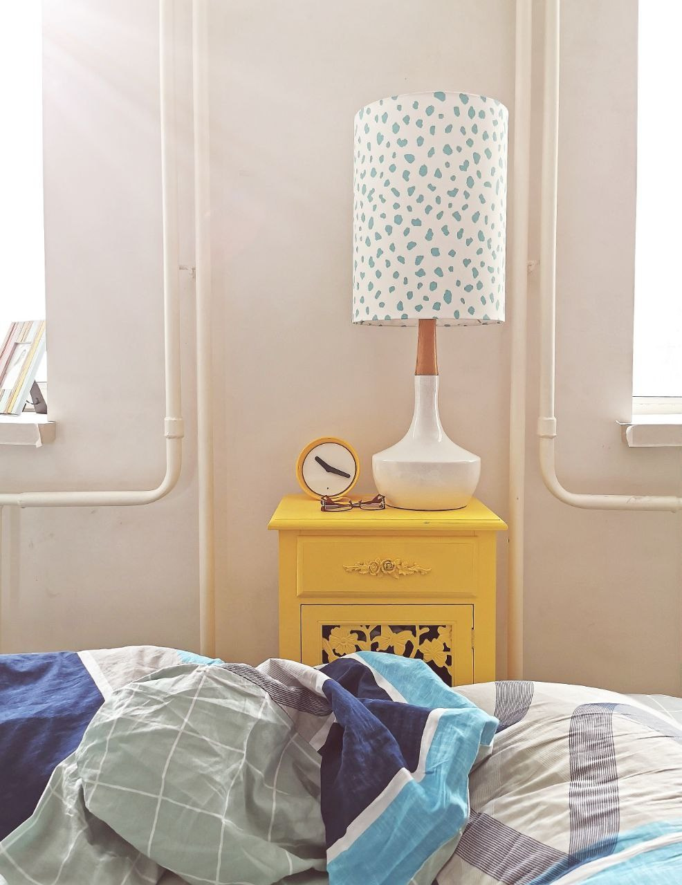 Тканевый абажур с керамическим основанием для спальни