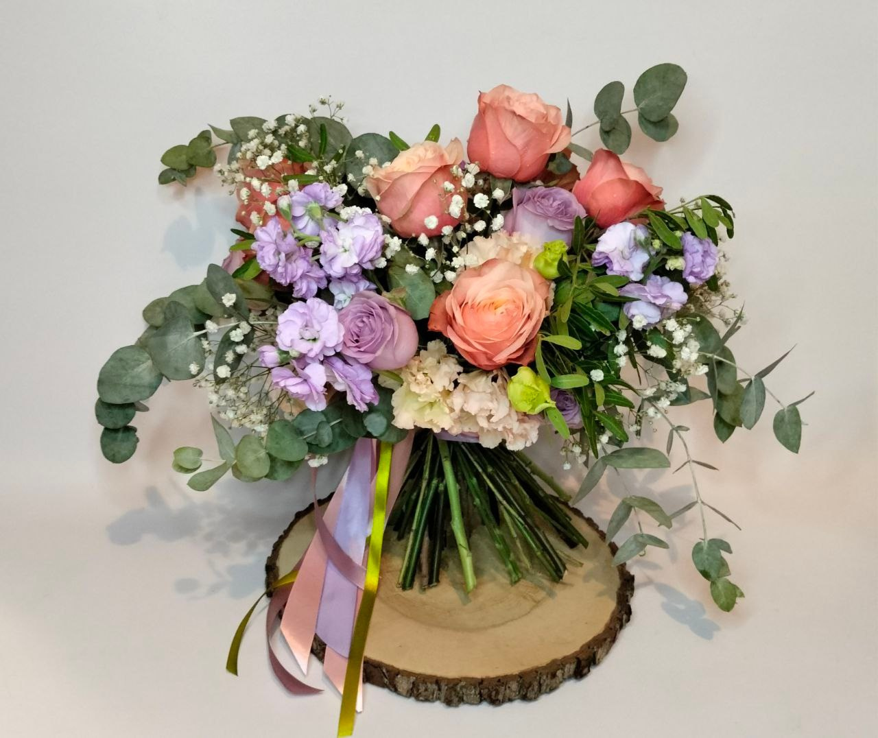 Подарочный букет с ароматной матиоллой и пионовидной, эквадорской розой "Кахала"