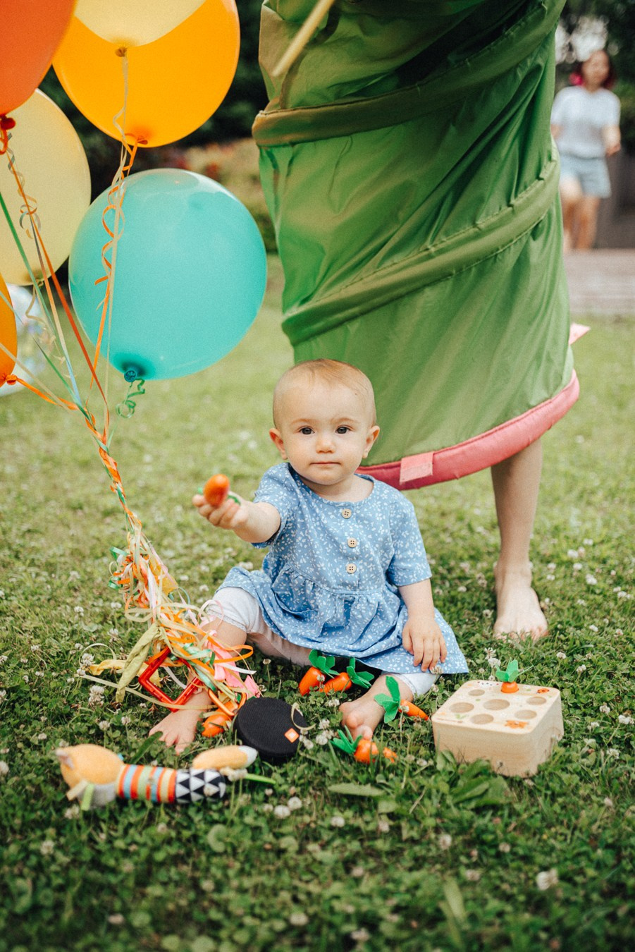 Коля, Ксюша, Саша, Андрей, Кира и бабушки | на даче