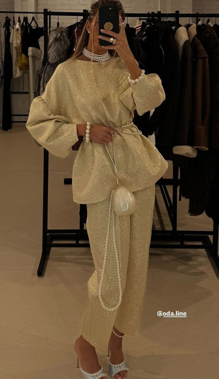 Стильные новогодние наряды 2026 — примеры праздничных образов для деловых и творческих женщин. elegantnyj-obraz-Zolotistyj-zhenskij kostyum-iz-mercayushej-tkani
