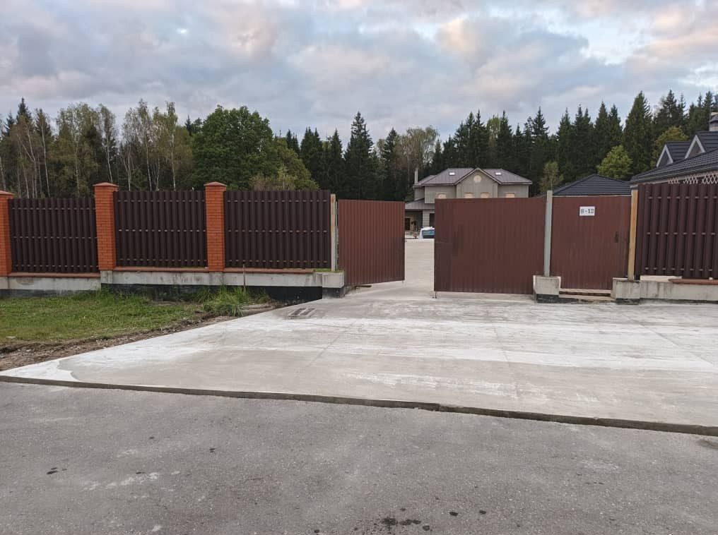 Заливка бетонной площадки у дома — прочное основание для парковки или террасы. Ровная поверхность и чёткие края — готово к дальнейшему благоустройству.