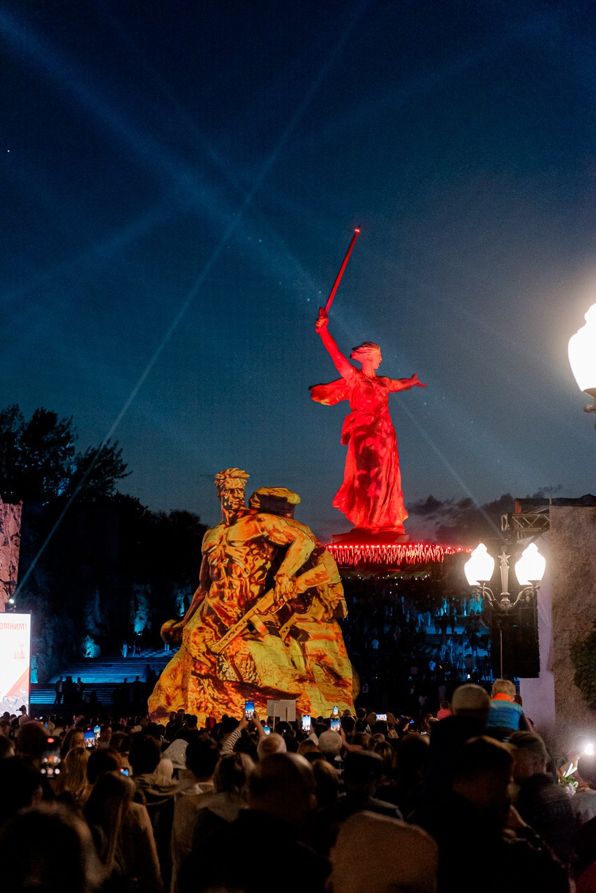 Свет Великой Победы. Волгоград, Мамаев Курган, 2025 г. 7 мая, в честь праздника 9 мая. Фотограф в Волгограде и Волжском Александр Горбань