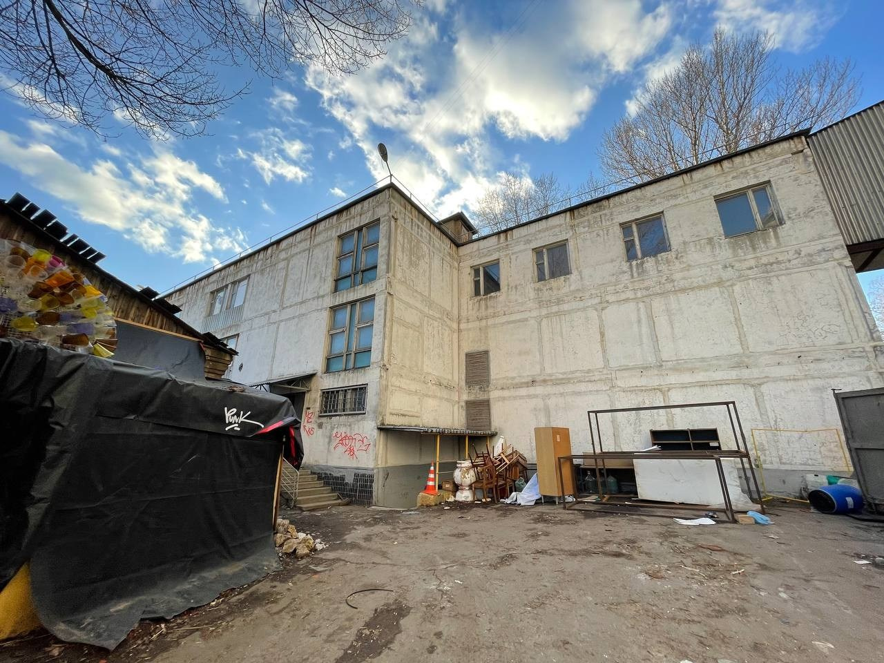 Уличная территория. Кино в НИИ СНЕГИРИ (Very Strong Place) — Москва