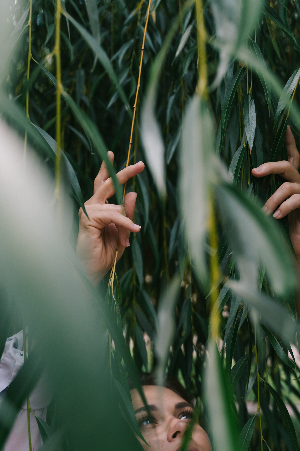 Фотоснимок детали рук в листве 