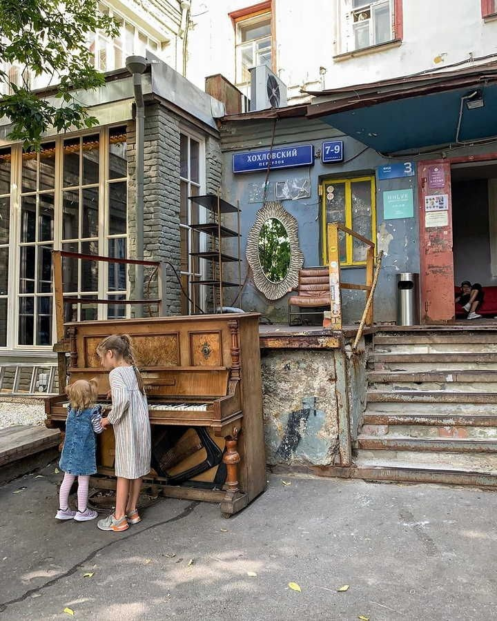 Фотосессия у дома в Москве — арка и архитектурные детали