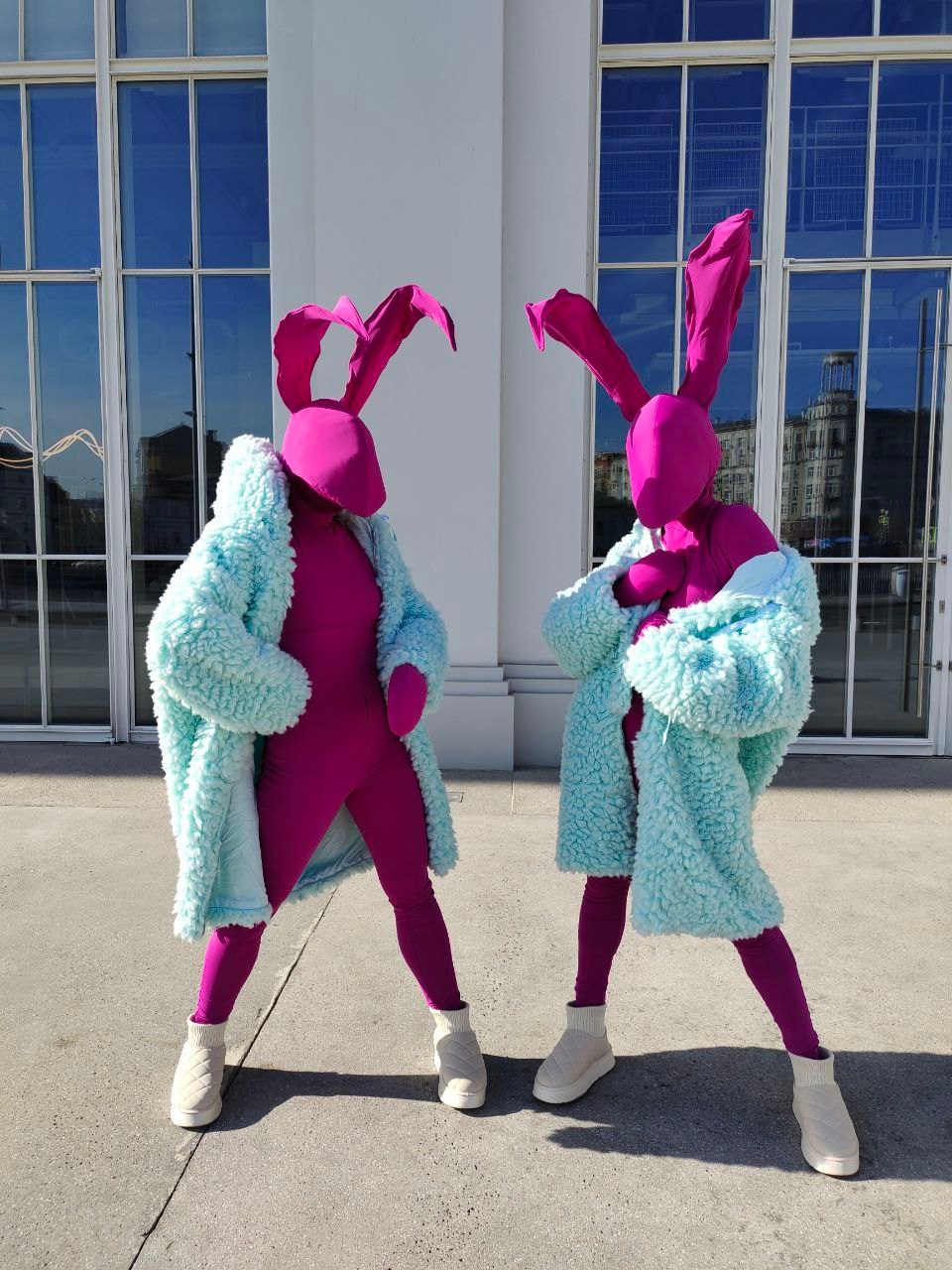 Персонажи Зайчики фуксия в шубках. Мимы и Ходулисты на встречу гостей. Москва