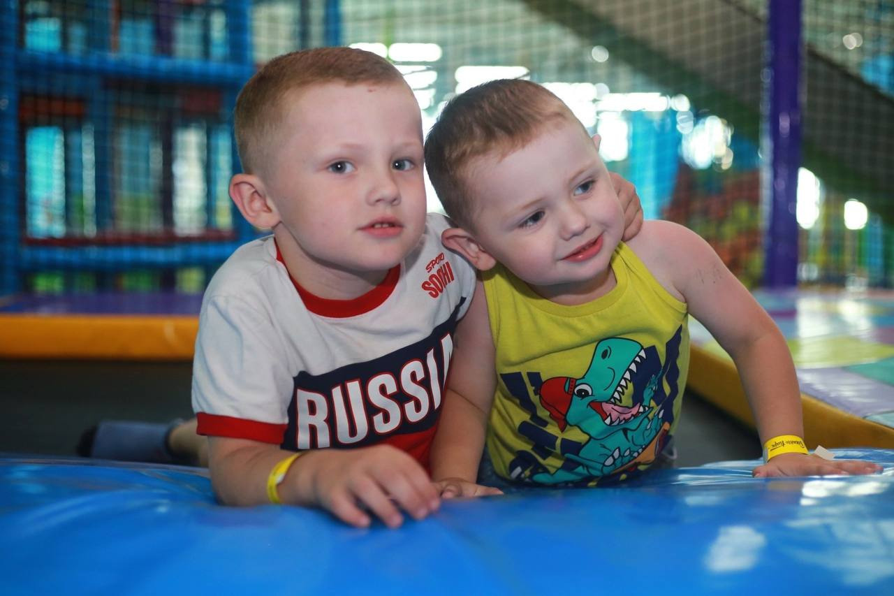 Модели мальчики для предметной съемки Денис и Богдан Н.Н. | Sale Easy