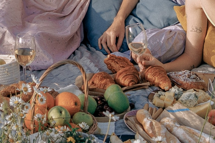 Picnic in the chamomile field in Georgia. Fedor Lemeshko — Destination Wedding and Family Lifestyle photographer
