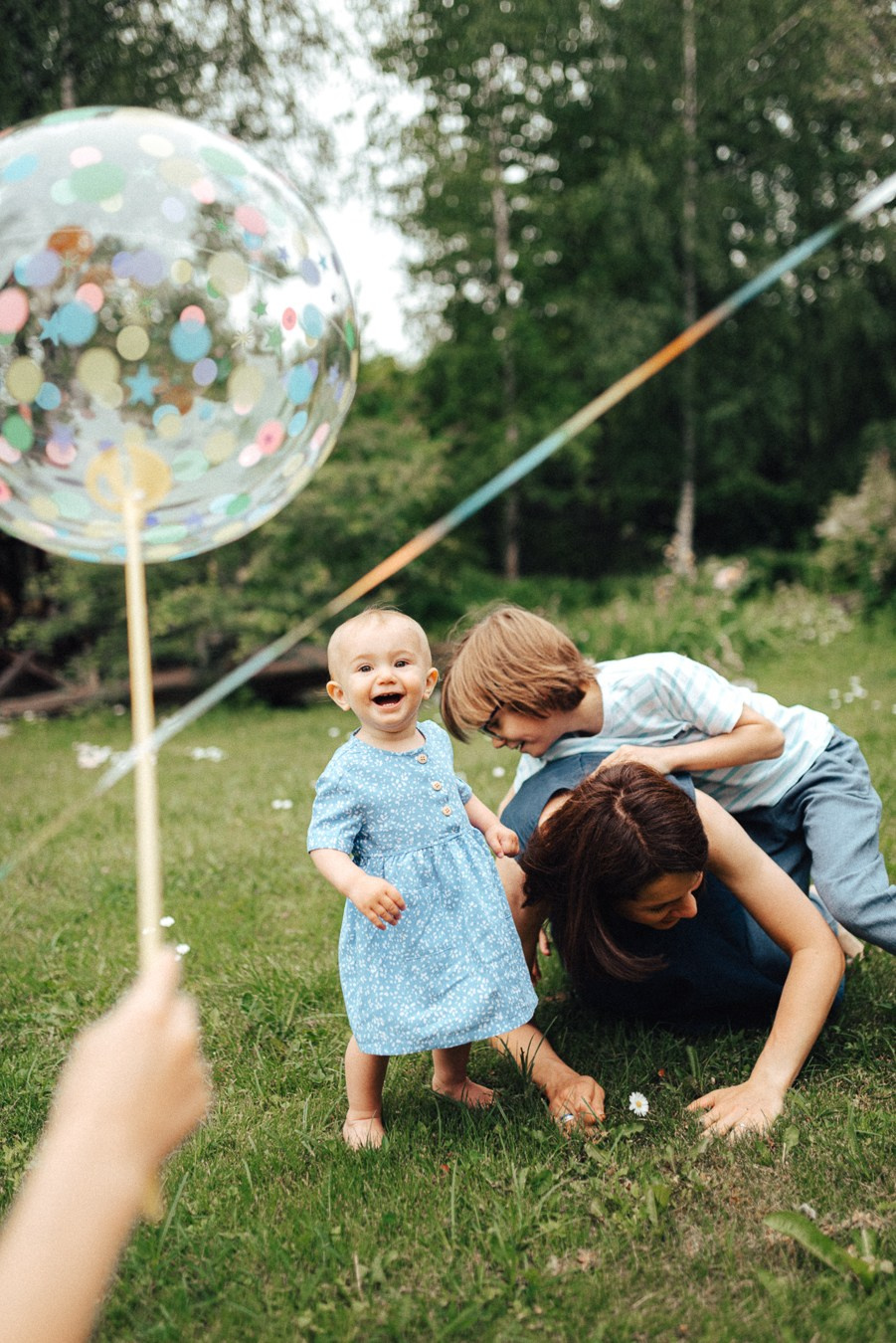 Коля, Ксюша, Саша, Андрей, Кира и бабушки | на даче