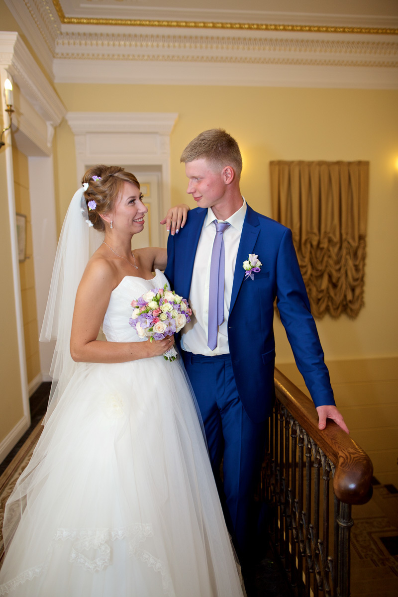 Совместные сборы летом в номере гостиницы. Олег Сверчков | Свадебный фотограф Вологда