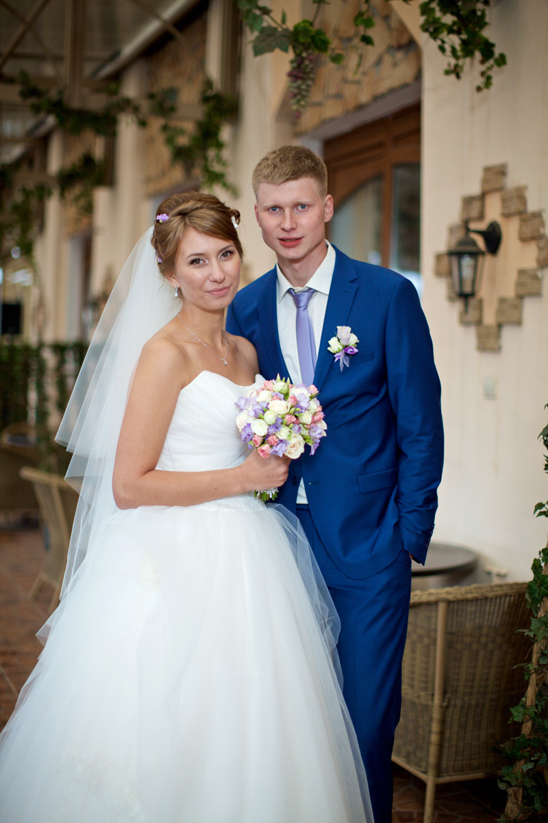 Совместные сборы летом в номере гостиницы. Олег Сверчков | Свадебный фотограф Вологда