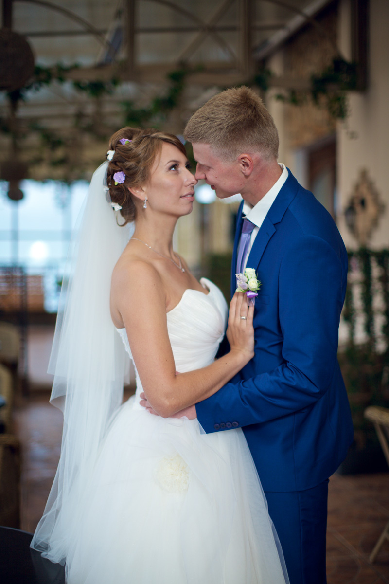 Совместные сборы летом в номере гостиницы. Олег Сверчков | Свадебный фотограф Вологда